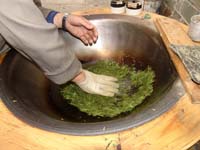 在鍋子內製作綠茶，浙江，中國