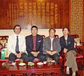 V. r. n. l.: Guo Danying Abteilungsleiterin, Yu Youming , Wang Jianrong, Direktor des Chinesischen Teemuseums und Dr. Lasars 